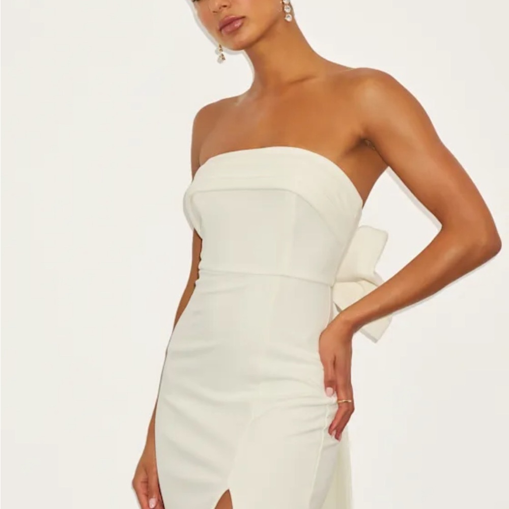 Elegant White Strapless Dress with Back Bow Detail - Picture 3 of 5